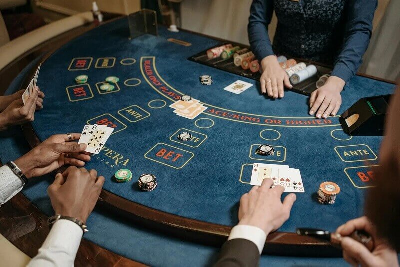 Chi tiết cách chơi Baccarat cùng bí quyết chơi hiệu quả Theo dõi trận đấu để dự đoán kết quả